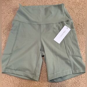 NWT Yogalicious Lux Tribeca 7” Lily Pad Color